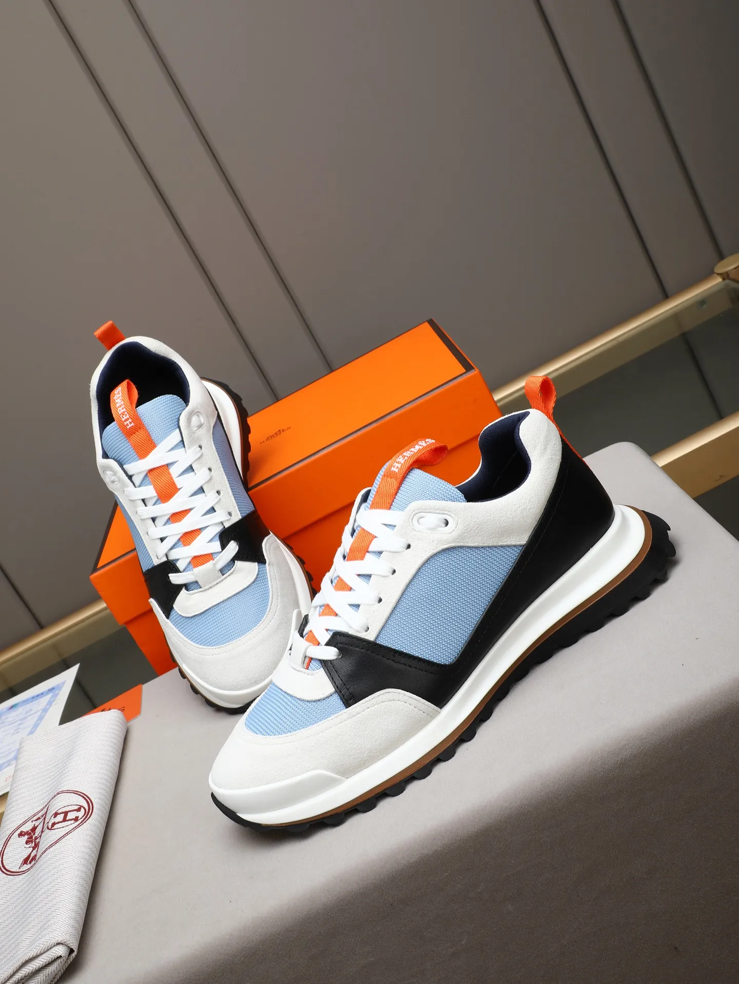 PP680【Hermes】fe new arrival~New Bouncing sneakers are the most comfortable shoes from Hermès. They are extremely light on the feet and look great. You won’t feel tired even when you go shopping and running around. 👍Very light and comfortable. Extremely light. Perfect for both sports and leisure. They feel great when you step on them! It’s up to you to choose, there’s always what you want~ ✔️Fabric: Imported first-layer cowhide ✔️Inner lining: Imported water-dyed cowhide ✔️Outsole: Seamless combination of IP+TPU (multi-color letters) German technology irradiation machine ✔️Code number: Male 38-44 (45 customized)